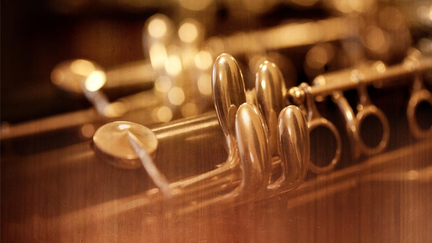 Mécanique d'instrument à vent en cours de réglage